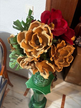 Jarrón pedestal cerámica verde con flores