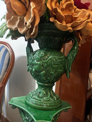 Jarrón pedestal cerámica verde con flores