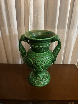 Jarrón pedestal cerámica verde con flores