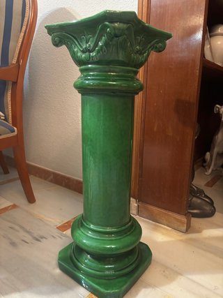 Jarrón pedestal cerámica verde con flores
