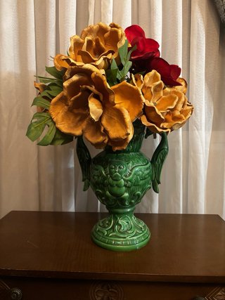 Jarrón pedestal cerámica verde con flores