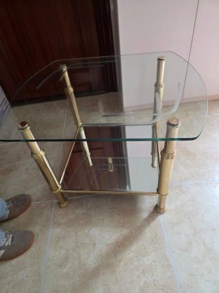 Mesa centro cristal y metal dorado