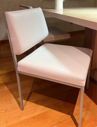 Silla de comedor blanca.
