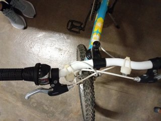 Bicicleta infantil azul y amarilla