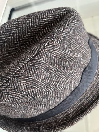 Sombrero de fieltro con cinta negra