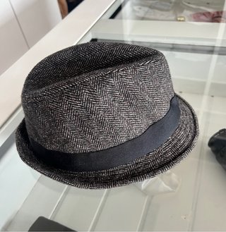 Sombrero de fieltro con cinta negra