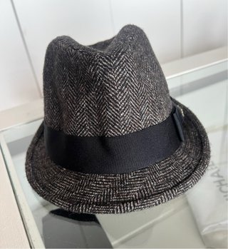 Sombrero de fieltro con cinta negra