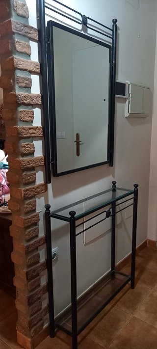Recibidor metálico con espejo y baldas