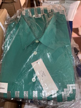 Camicie varie in diverse taglie e colori