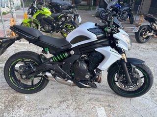 Kawasaki ER6N 650 Naked Blanca y Negra