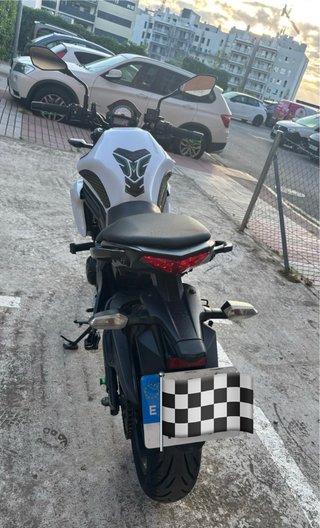 Kawasaki ER6N 650 Naked Blanca y Negra