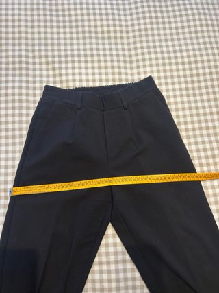 Pantalón de traje negro con pinzas