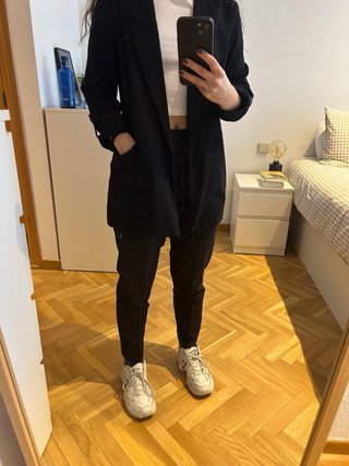 Pantalón de traje negro con pinzas