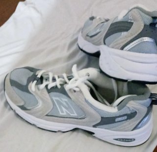 Zapatillas New Balance grises y blancas