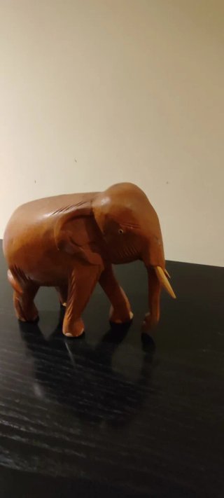 Figura de elefante de madera tallada