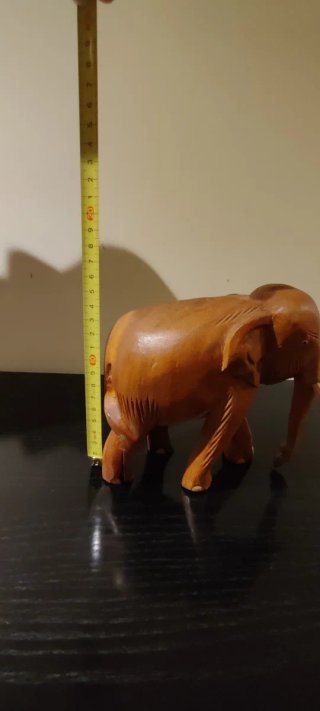Figura de elefante de madera tallada