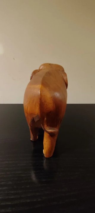 Figura de elefante de madera tallada