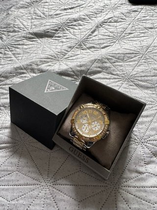 Reloj Guess Dorado y Plateado