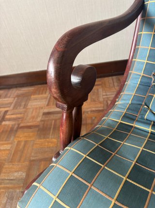 Sillón clásico de madera maciza con cojín