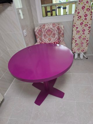 Mesa redonda de madera morada