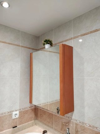 Mueble de baño con lavabo, encimera y grifería.