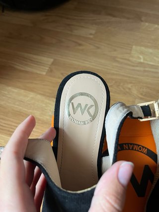 Sandalias cuña negras tipo ante plataforma