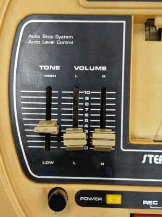 Radio Cassette Nuvox OVNI Años 70
