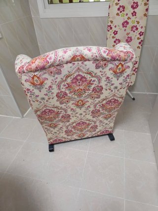 Sillón mecedora estampado floral