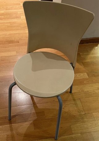 Sedia da cucina beige e grigia