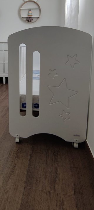 Cuna colecho blanca con estrellas