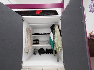 Cama con escritorio, armario, estantes y cajón