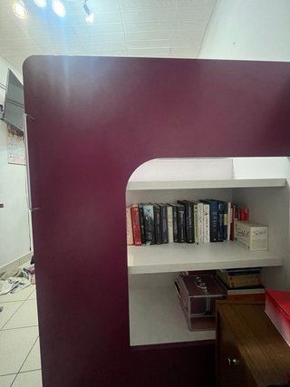 Cama con escritorio, armario, estantes y cajón