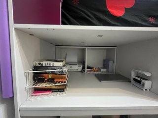 Cama con escritorio, armario, estantes y cajón