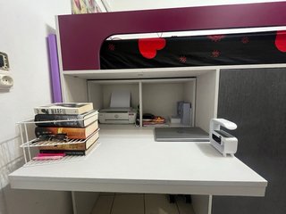 Cama con escritorio, armario, estantes y cajón
