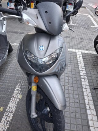 Piaggio gris, estilo scooter