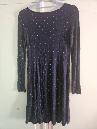 Vestido azul de manga larga con lunares