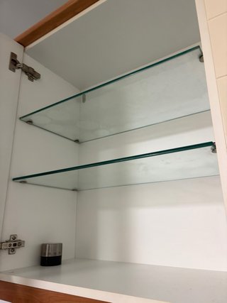 Vitrina de madera y cristal
