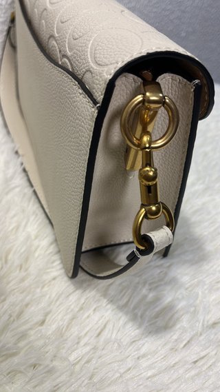 Mala Coach em pele com fecho C dourado