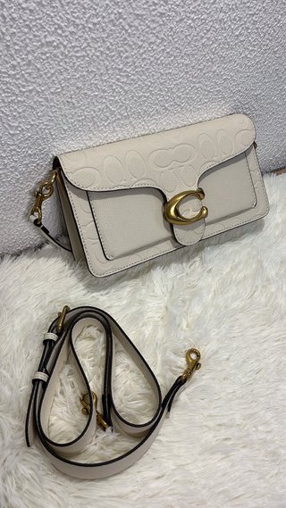 Mala Coach em pele com fecho C dourado