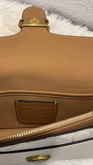 Mala Coach em pele com fecho C dourado