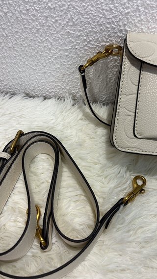 Mala Coach em pele com fecho C dourado