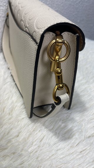 Mala Coach em pele com fecho C dourado