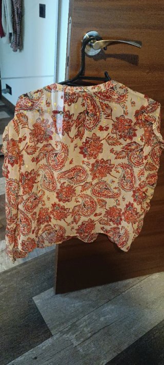 Blusa estampada beige y roja