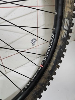 Roda Specialized 26 com pneu Magic Mary