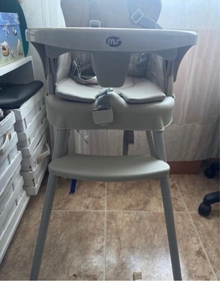 Trona de bebe gris.