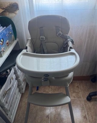 Trona de bebe gris.
