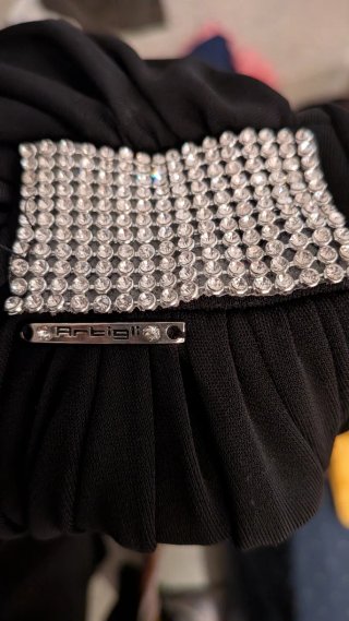 Abito nero lungo con dettaglio scintillante