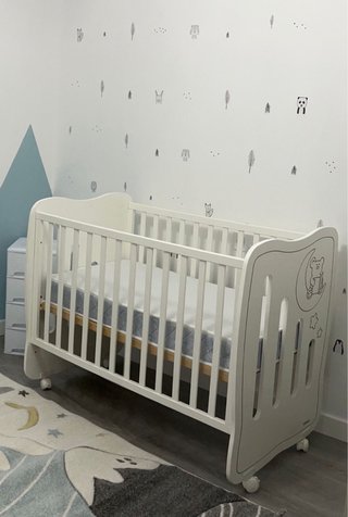 Cuna blanca con diseño de osito y luna,con colchón
