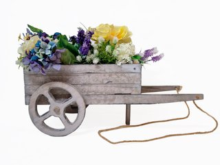 Carromato madera gris con flores