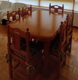 Mesa de comedor de madera y 6 sillas